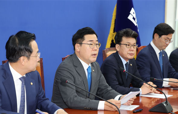 박찬대 더불어민주당 원내대표(좌측 2번째)가 지난 5일 오전 서울 여의도 국회에서 열린 당 정책조정회의에서 발언하고 있다. ⓒ뉴시스