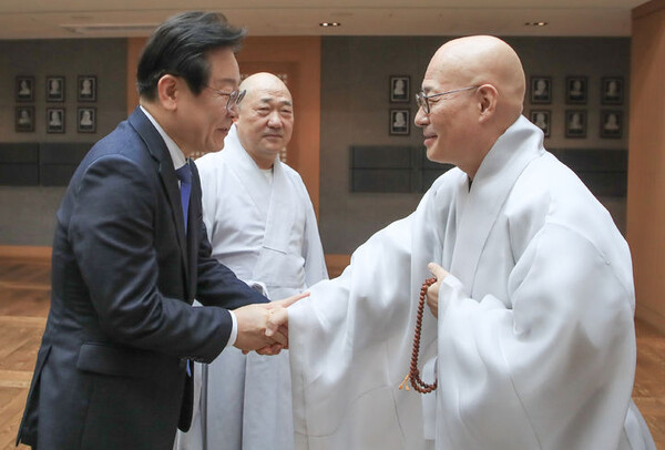 이재명 더불어민주당 대표가 15일 서울 종로구 조계사에서 조계종 총무원장 진우 스님을 예방하고 있다. 사진 / 더불어민주당 제공