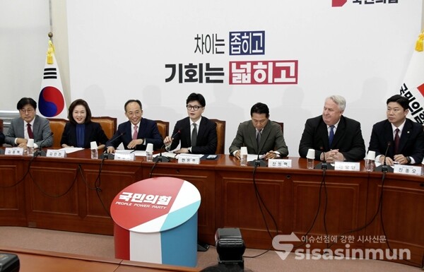 한동훈 국민의힘 대표가 19일 국회에서 최고위원회의를 하고 있다. 사진 / 이훈 기자