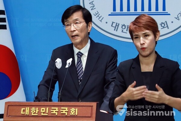 19일 곽노현 서울시교육감 예비후보가 기자회견을 하고 있다. [사진 /오훈 기자]