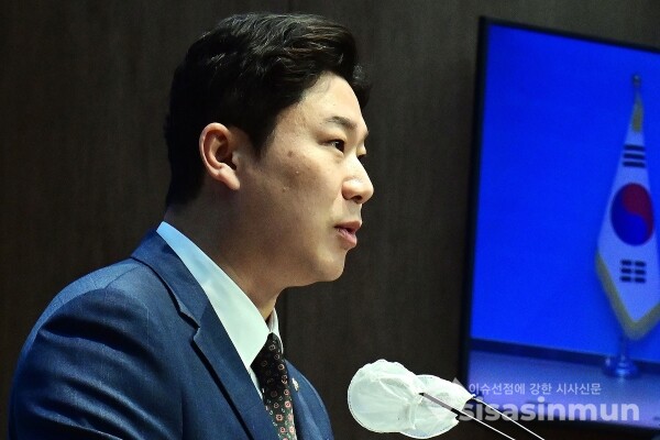 25일 진종오 의원이 기자회견을 하고 있다. 