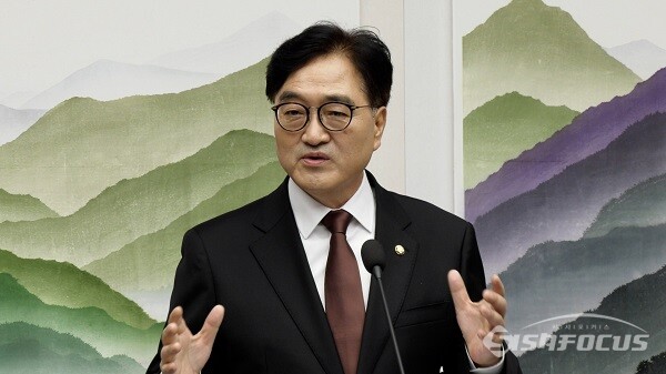 우원식 국회의장이 지난 11일 오후 서울 여의도 국회에서 현안 관련 기자회견을 하고 있다. 사진 / 이 훈 기자