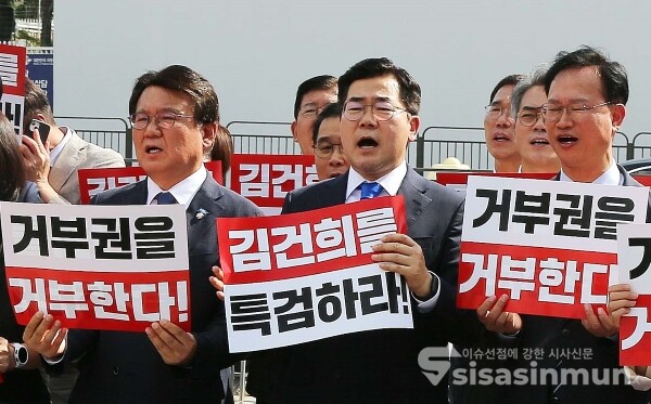 30일 더불어민주당, 조국혁신당, 진보당, 기본소득당, 사회민주당 등 야5당이 긴급 기자회견을 갖고 있다.