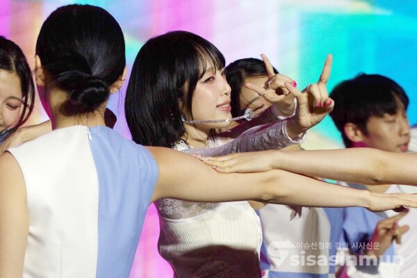 30일 가수 최예나가 신곡무대를 선보이고 있다.