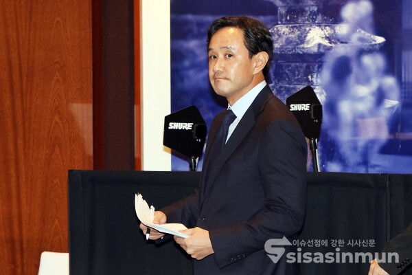 2일 최윤범 고려아연 이사회 의장이 입장을 하고 있다. [사진 /오훈 기자]