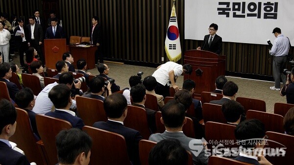 국민의힘 한동훈 대표가 26일 오전 서울 여의도 국회에서 열린 의원총회에서 발언하고 있다. 사진 / 이 훈 기자