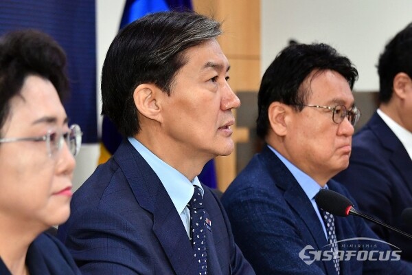 조국혁신당 조국 대표가 지난 8월 14일 오전 서울 영등포구 여의도 국회의원회관 제8간담회실에서 열린 최고위원회-3년은너무길다! 특별위원회 연석회의에서 모두발언을 하고 있다. 사진 / 오훈 기자