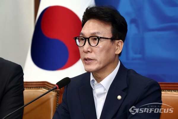 김민석 더불어민주당 최고위원이 지난달 20일 서울 여의도 국회 본청 당대표회의실에서 열린 최고위원회의에서 발언을 하고 있다. 사진 / 오훈 기자