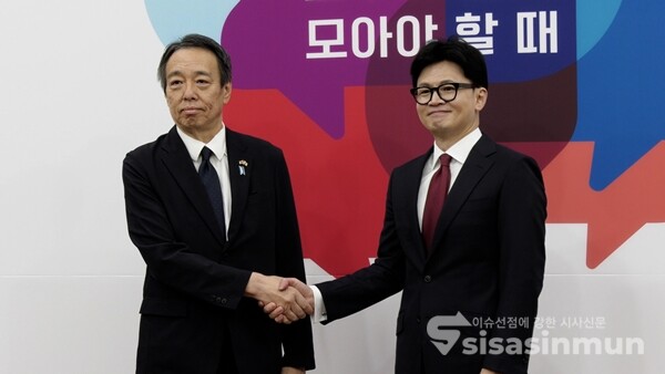 국민의힘 한동훈 대표(우)가 7일 국회에서 미즈시마 고이치 주한일본대사 접견을 하고 있다. 사진 / 이훈 기자