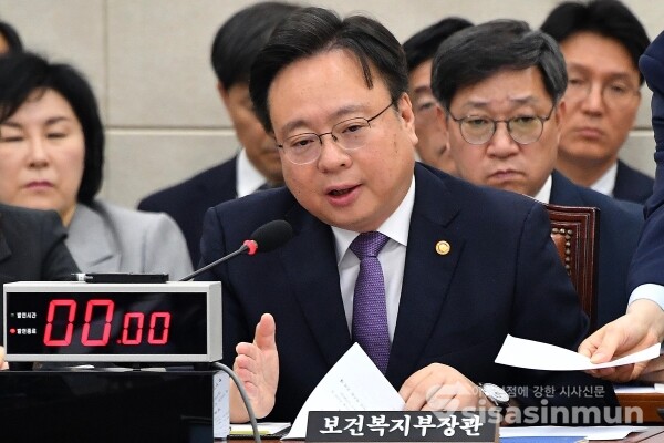 7일 조규홍 보건복지부 장관이 의원의 질의에 답하고 있다.