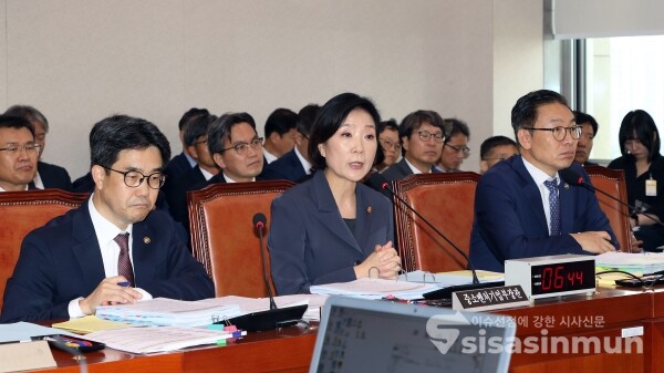 8일 오영주 중소벤처기업부 장관이 의원의 질의에 답하고 있다. [사진 / 오훈 기자]