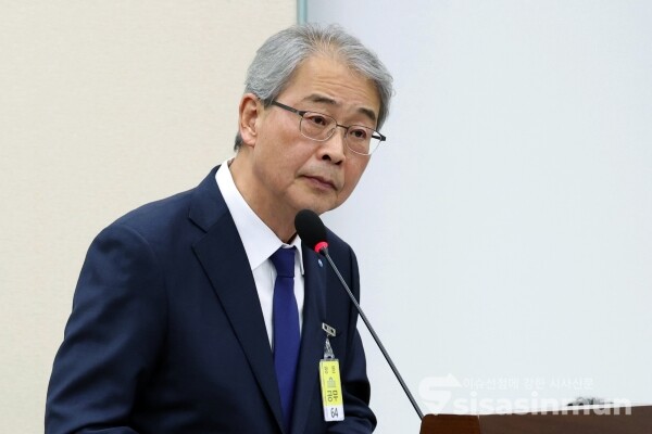 10일 임종룡 우리금융그룹 회장이 의원의 질의를 듣고 있다. 