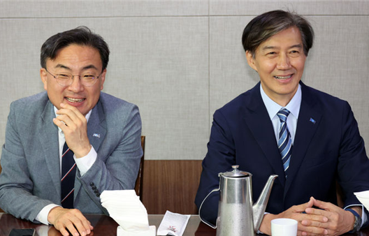 조국혁신당 조국 대표(우측)와 신장식 의원(좌측). ⓒ뉴시스