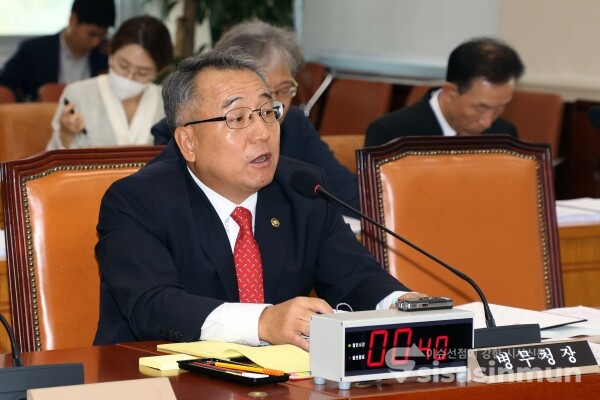 11일 김종철 병무청장이 의원의 질의에 답하고 있다. [사진 / 오훈 기자]