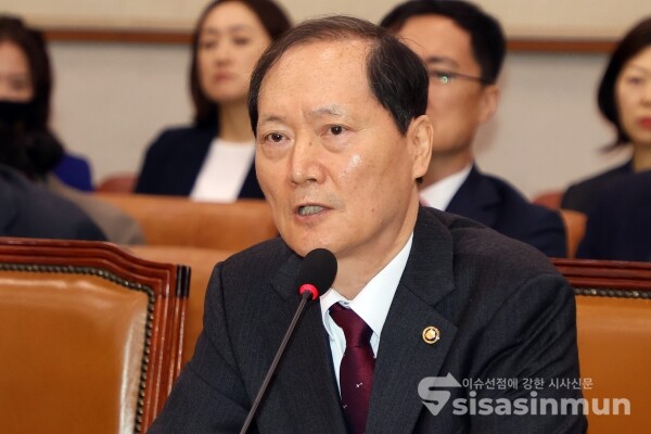 14일 이완규 법제처장이 의원의 질의에 답하고 있다. [사진 / 오훈 기자]