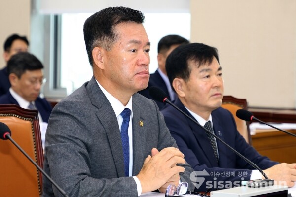 15일 석종건 방위사업청장이 의원의 질의에 답하고 있다. [사진 / 오훈 기자]