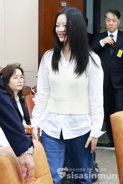15일 뉴진스 하니가 국감장에 입장하고 있다.