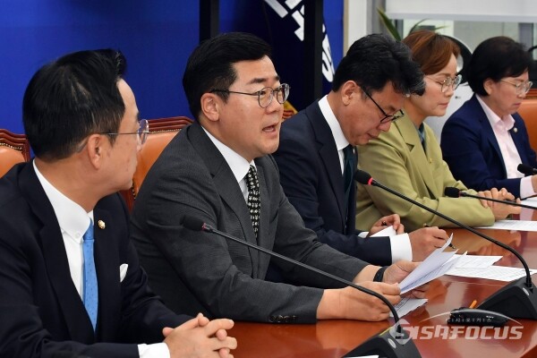 박찬대 더불어민주당 원내대표가 지난 15일 오전 서울 영등포구 여의도 국회 본청에서 열린 국정감사대책회의에서 발언을 하고 있다. 사진 / 오 훈 기자