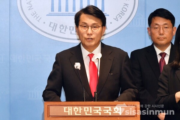 17일 윤상현 의원과 배보윤 변호사, 손현보 목사 등 참석자들이 기자회견을 하고 있다. [사진 /오훈 기자]