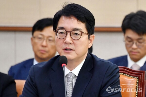 심우정 검찰총장이 21일 서울 여의도 국회 본청에서 열린 법제사법위원회의 대검찰청에 대한 국정감사에서 의원의 질의에 답하고 있다. 사진 / 오훈 기자