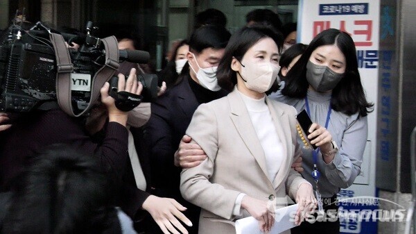 더불어민주당 이재명 대선 후보 배우자 김혜경 씨가 9일 오후 서울 여의도 더불어중앙당사에서 최근 불거진 광잉 의전, 불법카드 사용 의혹 등 논란에 대해 사과 기자회견을 마치고 당사를 나가고 있다. 사진 / 권민구 기자