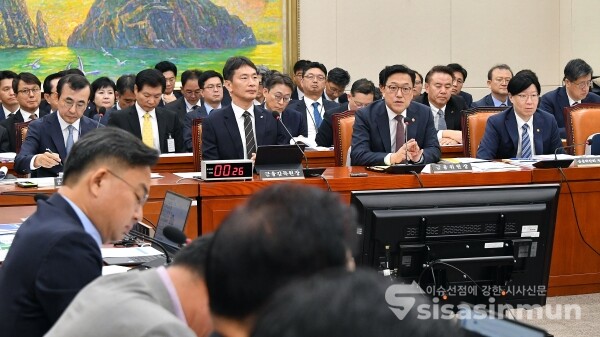 24일 김병환 금융위원장이 의원의 질의에 답하고 있다.