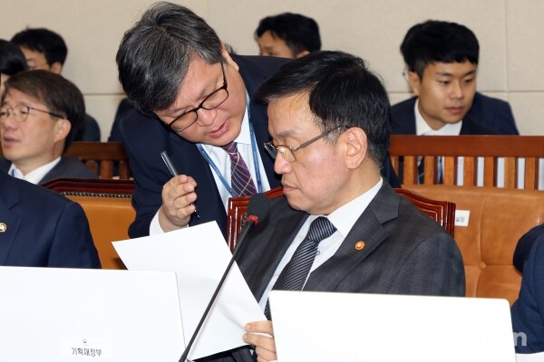 28일 최상목 경제부총리 겸 기획재정부 장관이 국감자료를 살피고 있다.