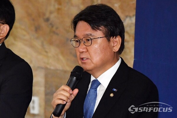 황운하 조국혁신당 원내대표가 지난 6월 14일 오전 서울 영등포구 여의도 국회 본청 로텐더홀에서 열린 최고위원회의에서 발언을 하고 있다. 사진 / 오훈 기자