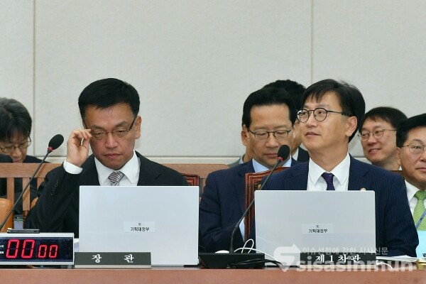 6일 최상목 경제부총리 겸 기획재정부 장관이 안경을 고쳐쓰고 있다.