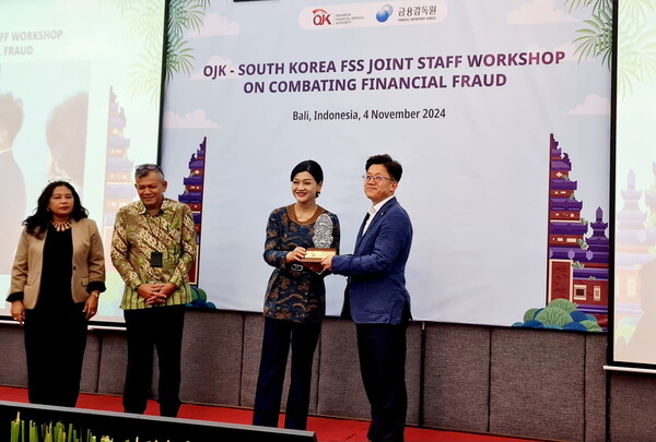 한화생명 융자디지털사업부 장종명 팀장(오른쪽)이 인도네시아 금융감독청 프리데리카 위디야사리 데위 소비자보호 담당 최고 책임자(오른쪽에서 두번째)에게 감사패를 받은 후 기념 촬영을 하고 있다. ⓒ한화생명