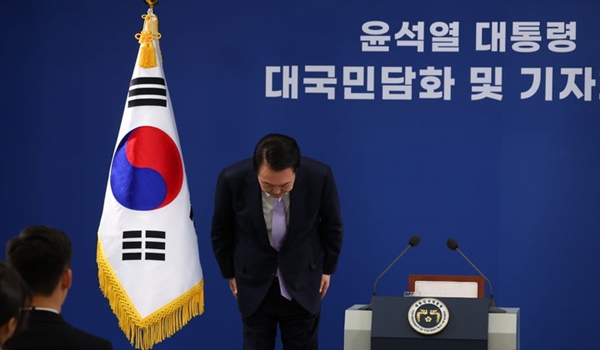 윤석열 대통령이 7일 서울 용산 대통령실 청사에서 열린 대국민담화 및 기자회견에 입장해 인사하고 있다. ⓒ뉴시스