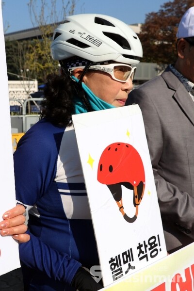 11일 한국자전거단체협의회, 녹색자전거봉사단연합 회원들이 기자회견을 하고 있다.
