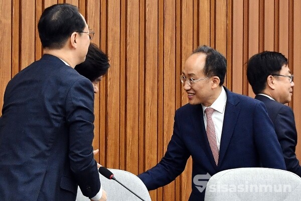 15일 추경호 원내대표가 동료 의원들과 악수를 하고 있다.
