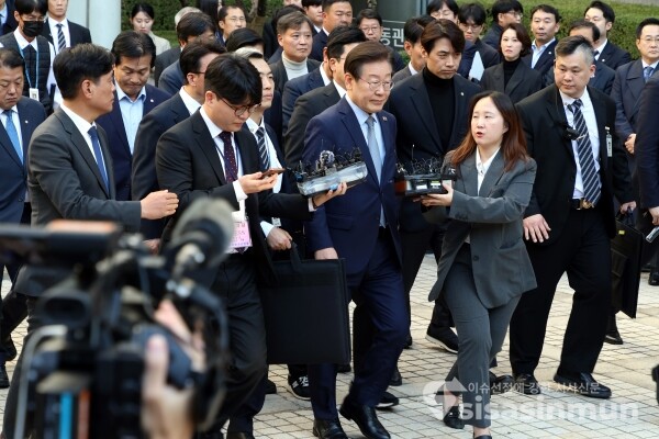 15일 이재명 더불어민주당 대표가 법원을 떠나고 있다.[사진 / 오훈 기자]