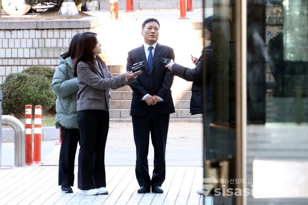 18일 구영배 큐텐그룹 대표가 구속 전 피의자 심문(영장실질심사)에 출석하고 있다.