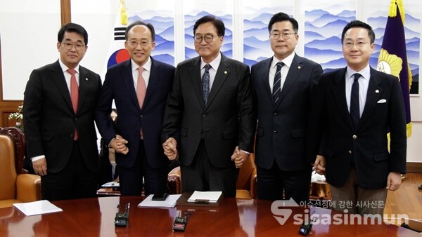 국민의힘 추경호(좌), 민주당 박찬대(우) 원내대표가 18일 오후 국회에서 우원식 국회의장(가운데) 주재로 열린 양당 원내대표 회동에서 손을 맞잡고 있다. 사진 / 이훈 기자