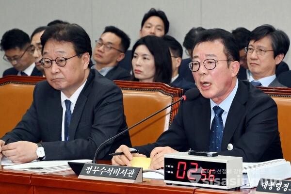 19일 홍철호 대통령실 정무수석이 의원의 질의에 답하고 있다.