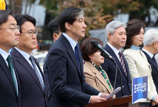 조국 조국혁신당 대표가 20일 서울 종로구 광화문광장에서 열린 대통령 윤석열 탄핵소추안 초안 공개 기자회견에서 발언하고 있다. ⓒ뉴시스