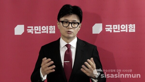 한동훈 국민의힘 대표가 25일 최고위원회의 뒤 백브리핑하고 있다. 사진 / 이훈 기자