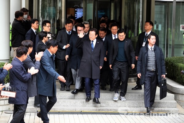 25일 이재명 대표가 취재진의 질의에 답하고 있다. [사진 / 오훈 기자]