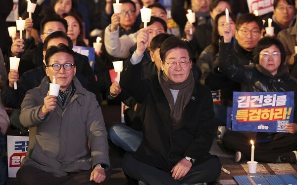 이재명 더불어민주당 대표를 비롯한 지도부 의원들이 지난 23일 서울 종로구 광화문 광장에서 열린 ‘김건희-채상병 특검 추진! 국정농단 규명! 윤석열을 거부한다’ 2차 시민행진 집회에서 구호를 외치고 있다. ⓒ뉴시스