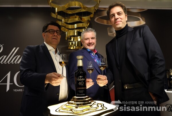 27일 프란츠 호튼 페르노리카코리아 대표와 샌디 히슬롭 발렌타인 마스터 블렌더, 미겔 파스칼 페르노리카코리아 마케팅 전무가 포즈를 취하고 있다. [사진 / 오훈 기자]