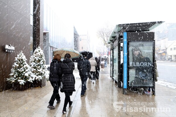 27일 이태원 인근에 많은 눈이 내리고 있다. [사진 / 오훈 기자]