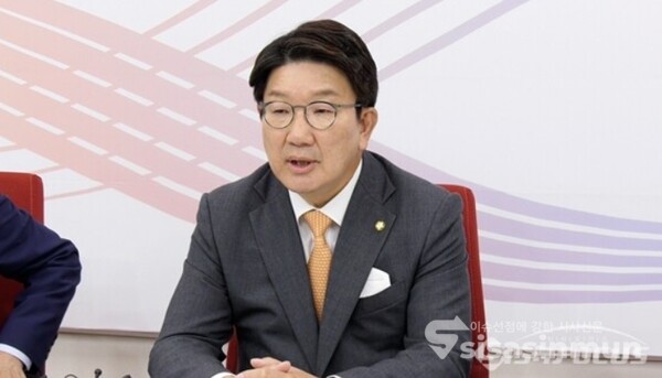 권성동 의원은 20일 "민주당은 중앙당사에 대한 압수수색이 사상 초유의 탄압이라고 호들갑을 떨고 있다"고 비판했다. 사진 / 시사신문DB