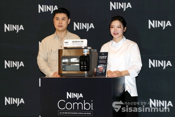 28일 권성준 셰프와 조서형 셰프가 신제품 '콤비 올인원 멀티 쿠커'와 함께 포즈를 취하고 있다. [사진 / 오훈 기자]