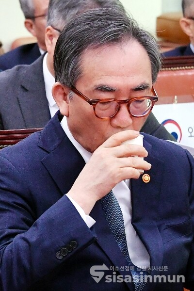 28일 조태열 외교부 장관이 물을 마시고 있다.