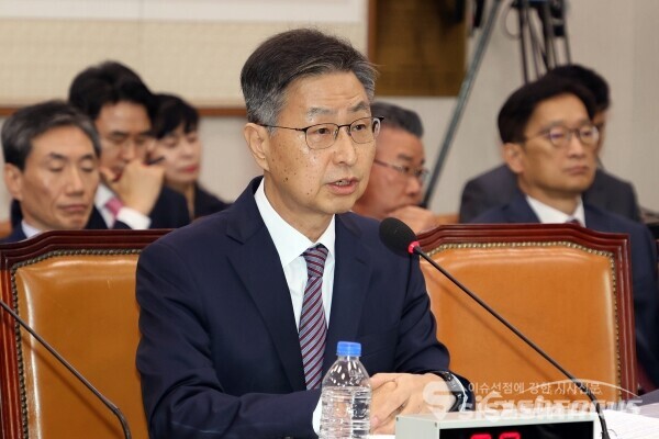 15일 최재해 감사원장이 의원의 질의에 답하고 있다. [사진 / 오훈 기자]