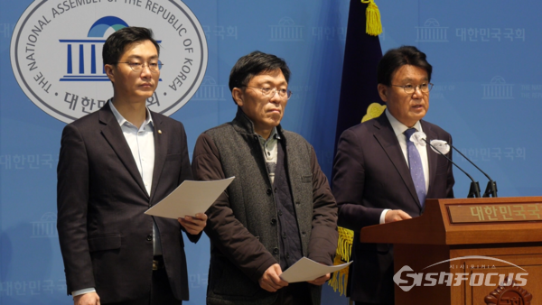 (왼쪽부터) 더불어민주당 장경태 의원, 세금도둑잡아라 하승수 공동대표, 조국혁신당 황운하 원내대표가 29일 서울 여의도 국회 소통관에서 검찰 특활비 오·남용 및 자료폐기 및 정보은폐 의혹 진상규명을 위한 특별검사 수사요구안 발의를 발표하는 기자회견을 열고 있다. 사진 / 김경민 기자