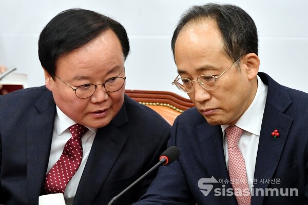 2일 추경호 국민의힘 원내대표와 김재원 최고위원이 대화를 하고 있다.