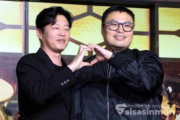 3일 김희원 감독과 강풀 작가가 포토타임을 갖고 있다. [사진 /오훈 기자]